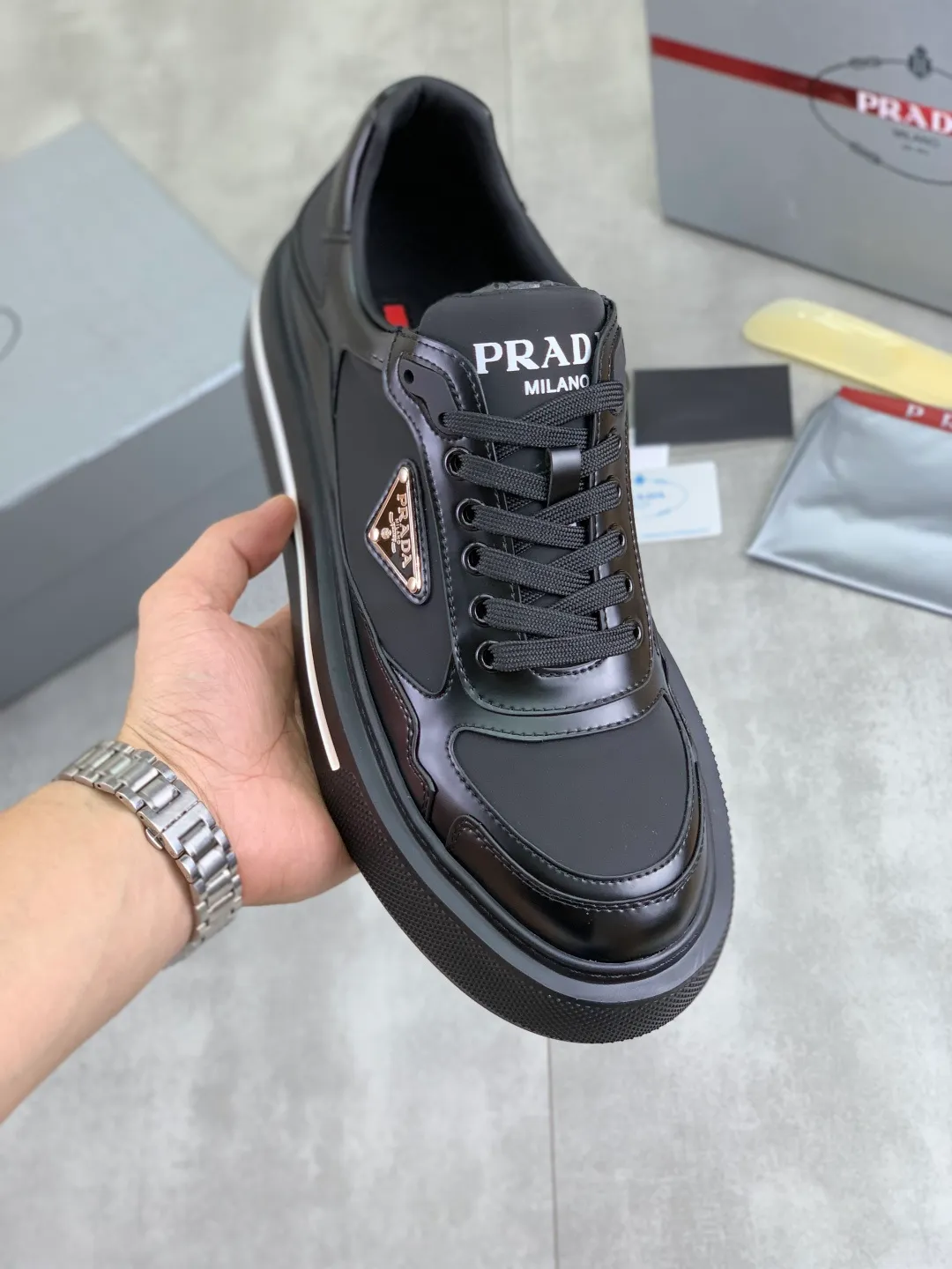 Men's shoes 💰P560💰 [New model] High version official website popular model is on the market, 🆘 Trendy brand (Prada) mainly promotes popular model, avant-garde and versatile fashionable men's shoes private version mold opening, cowhide surface splicing 1:1.. Stylish and simple, original imported cowhide lining cowhide feet; the atmosphere and personality are more fashionable, eye-catching and pursuing class. It will subvert the old idea and be a must-have for fashion trendsetters with you! Must keep it for yourself! Tall and comfortable, large and low, high-end quality workmanship. Size: 38-45; multiple colors available.